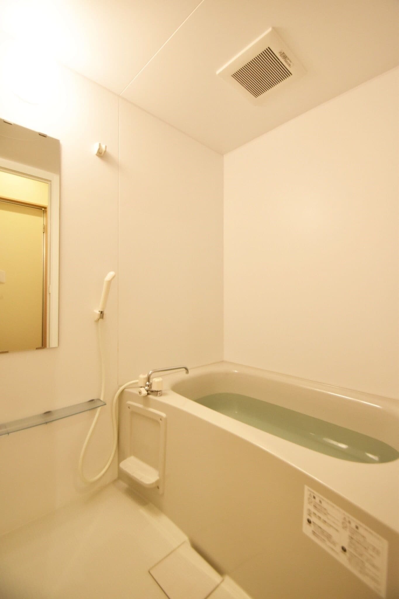 Bañera con ducha, artículos de tocador gratuitos, secador de pelo