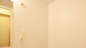 Departamento superior | Baño | Tina con regadera, amenidades de baño gratuitas, secadora de cabello