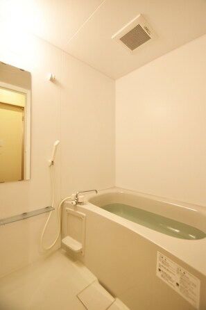 Superior Apartment | Bathroom | Combined shower/bathtub, free toiletries, hair dryer, slippers - Reve K 302 (Naha)
