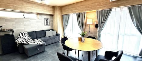 Superior Apartment | Ruang tamu | 50 inci televisyen skrin rata dengan digital, TV, komputer tablet