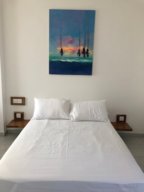Soundproofing, free WiFi, bed sheets - Dasu's Restaurant & Villa (Hikkaduwa)