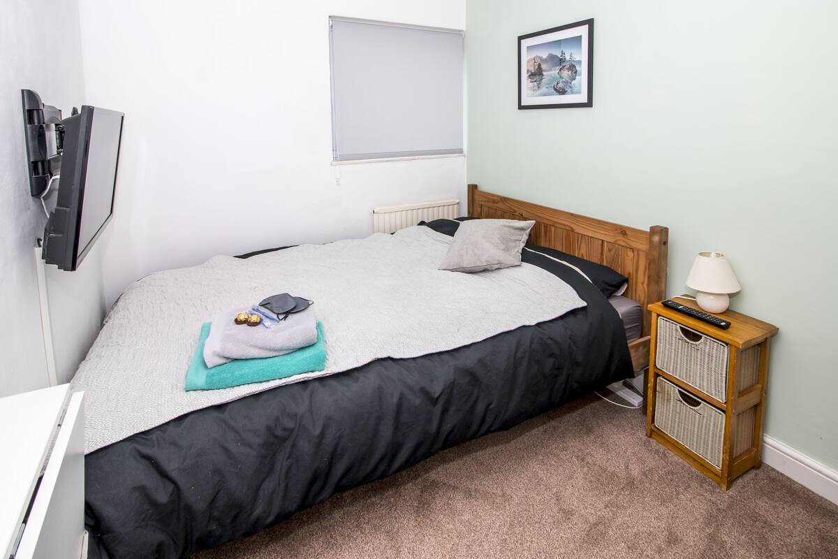 Standard Double Room | Iron/ironing board, free WiFi, bed sheets