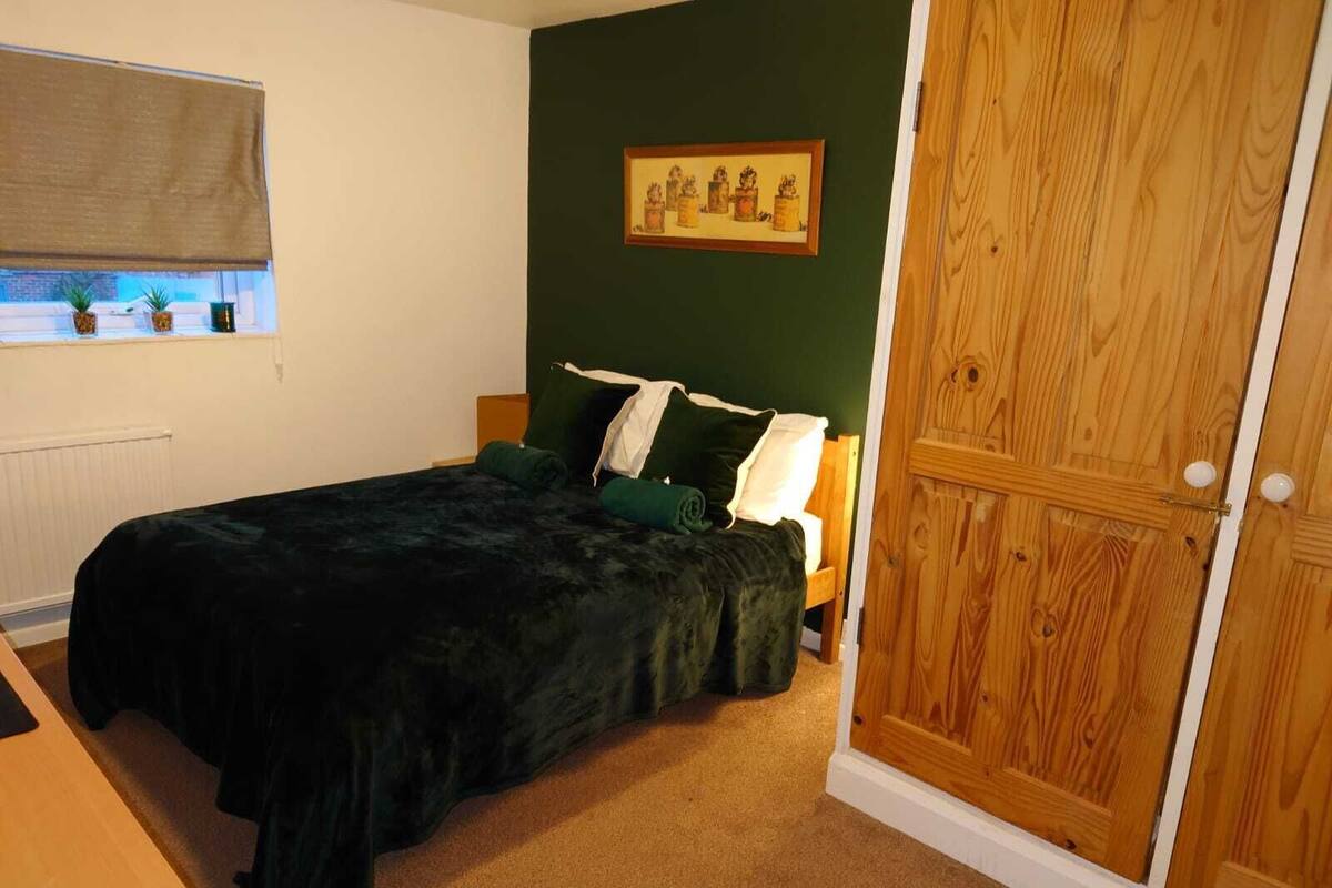 Junior Double Room, 1 Bedroom, Non Smoking | Iron/ironing board, free WiFi, bed sheets