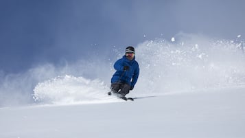 Una persona esquiando por una pendiente nevada.