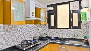 Luxury Apartment | Shared kitchen | Fridge, stovetop, electric kettle, cookware/dishes/utensils