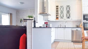 Refrigerador, parrilla de estufa, lavavajillas y cafetera y tetera