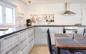 Kjøleskap, kokeplater og kaffetrakter/tekoker