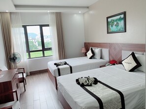 Minibar, desk, free WiFi, bed sheets - Ha Long New Day 2 (Ha Long)