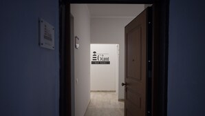 Un pasillo que conduce a una habitación con un letrero que dice '6th Land Rent Rooms'.