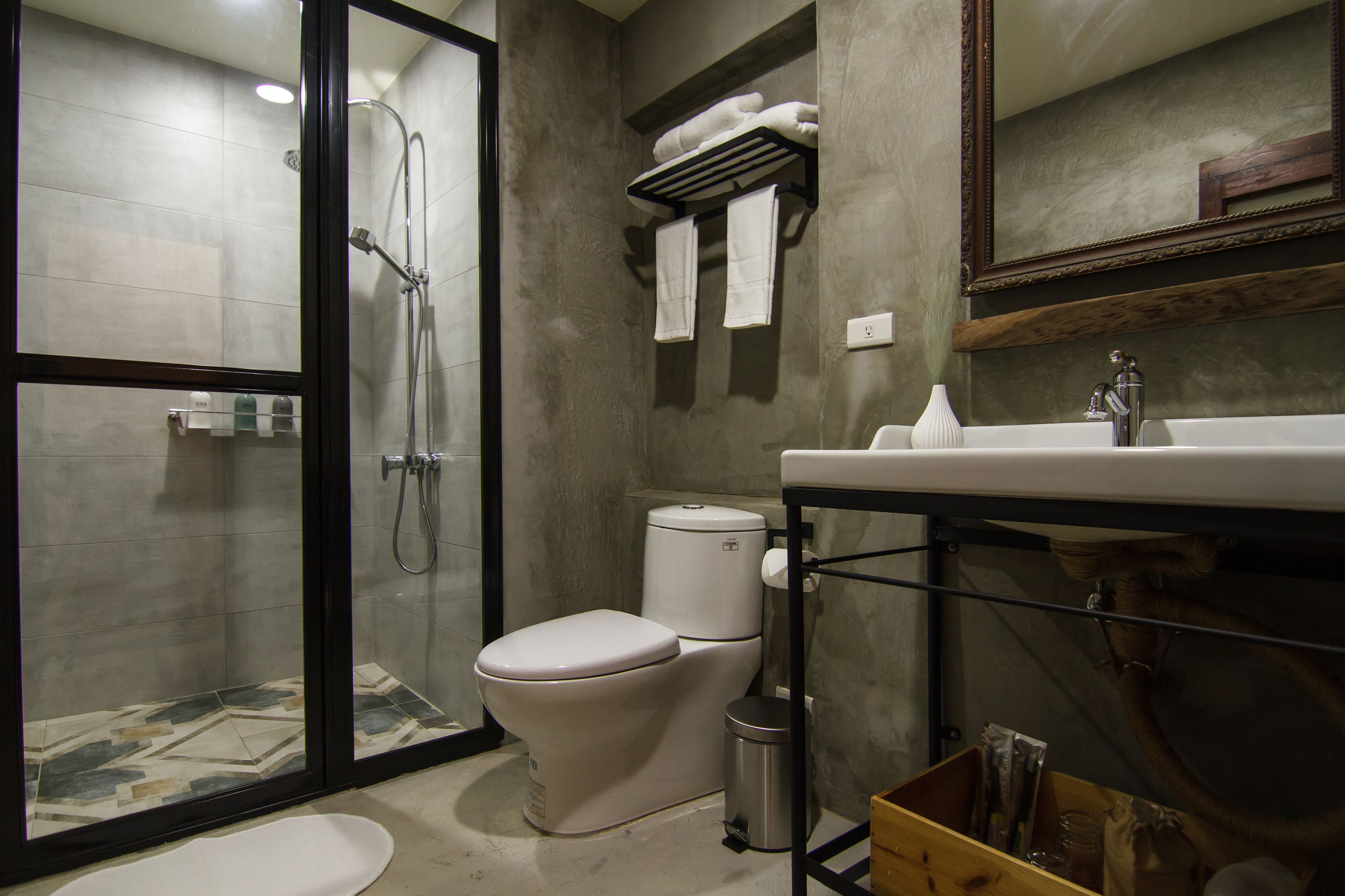 Shower, rainfall showerhead, free toiletries, hair dryer