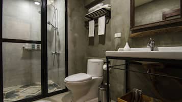 Shower, rainfall showerhead, free toiletries, hair dryer
