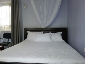 Individually furnished, blackout drapes, soundproofing - White Stone Beach Resort (Rusinga Island)