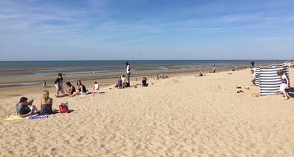 Modern renovated studio 150m from the beach (extra free parking)