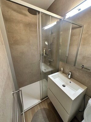 Dusche, kostenlose Toilettenartikel, Haartrockner, Handtücher