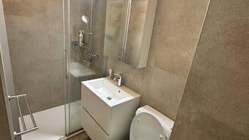 Shower, free toiletries, hair dryer, towels