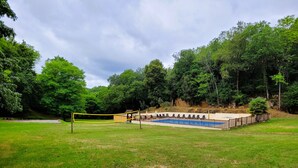 A grassy outdoor area with a pool and lounge chairs. - Gîte for 5 to 7 people in Sarlat. Shared heated pool, nature, wifi (Sarlat la Canéda)