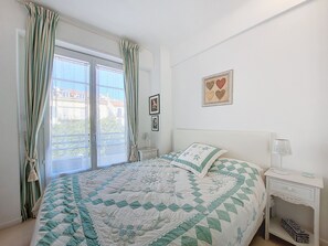 1 chambre, fer et planche Ă repasser