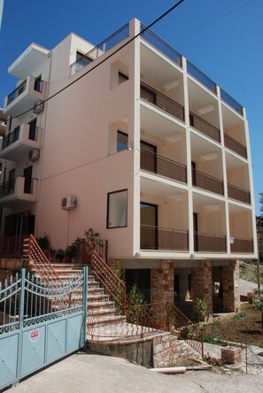 Exterior - Nikos Hotel and Apartments (Sarandë)