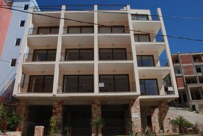 Exterior - Nikos Hotel and Apartments (Sarandë)