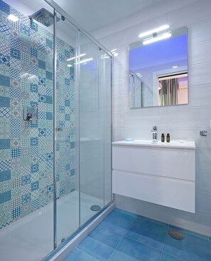 Standard Double Room, 1 Queen Bed, Non Smoking | Bathroom | Shower, rainfall showerhead, free toiletries, hair dryer - Maison Nonna Anna (Sorrento)