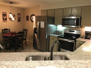 Refrigerador, microondas, horno y parrilla de estufa 