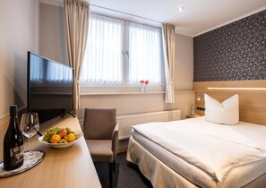 Double Room | Hypo-allergenic bedding, minibar, in-room safe, desk - Hotel Lang (Altenahr)