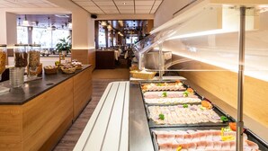 Petit déjeuner buffet servi tous les jours en supplément