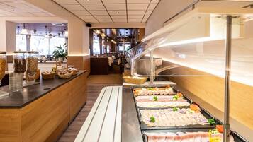 Tägliches Frühstücksbuffet gegen Gebühr