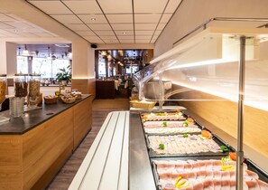 Petit déjeuner buffet (7.5 EUR par personne)