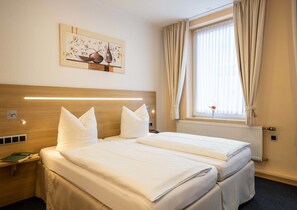 雙人房 | 防敏寢具、迷你吧、房內夾萬、書桌