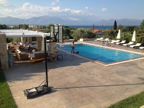 Alberca al aire libre por temporada y sombrillas en la alberca 