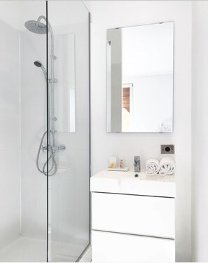 Design Apartment, Multiple Beds, Non Smoking | Bathroom | Separate tub and shower, free toiletries, hair dryer, towels - White Room (Brussels)