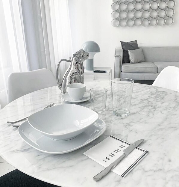 Apartament de disseny, diversos llits, no fumadors | Sala d'estar | Televisor intel·ligent de 150 cm amb canals prèmium i televisor