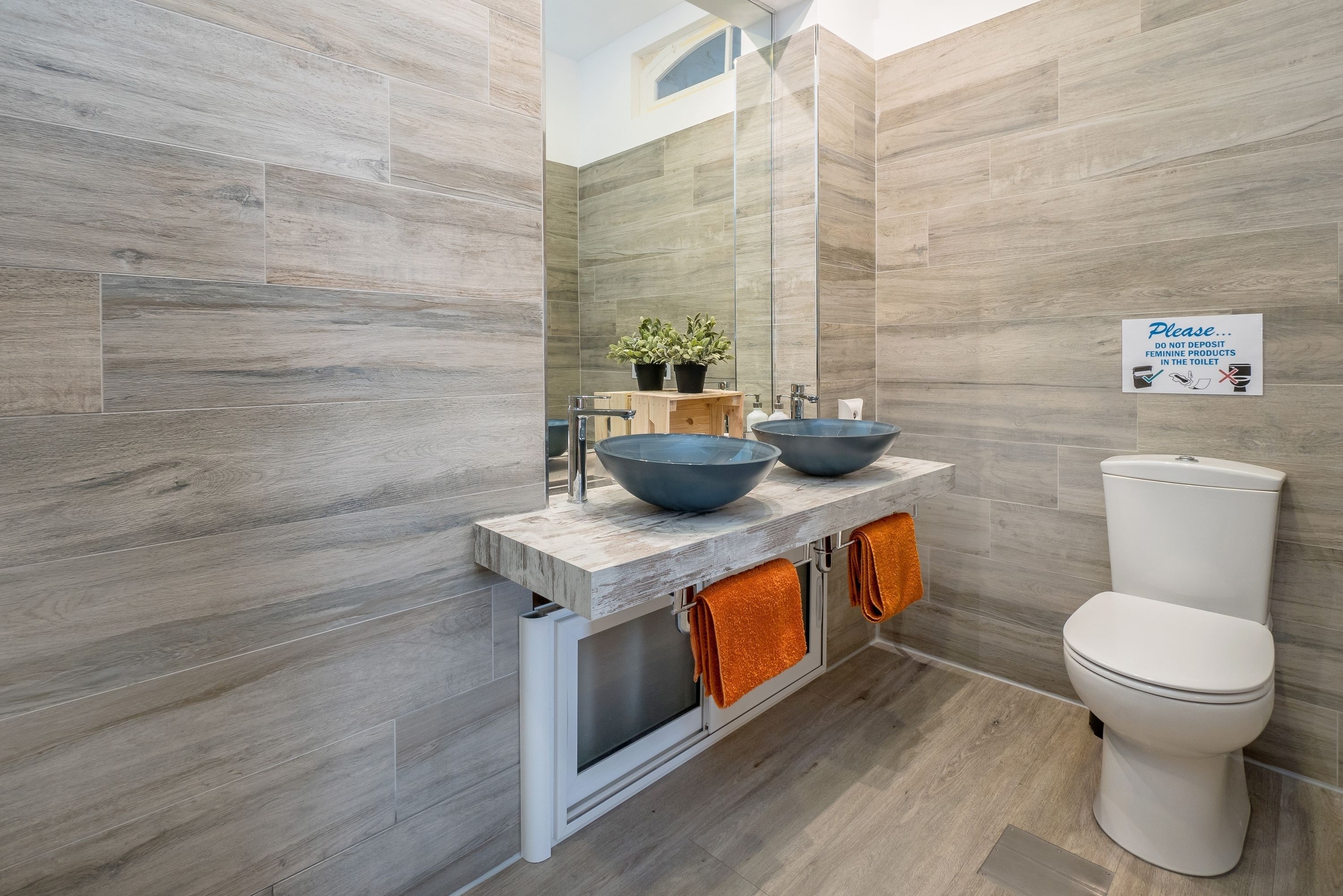 Departamento Deluxe, 1 habitación, vista a la ciudad | Amenidades de baño | Regadera, amenidades de baño gratuitas, secadora de cabello, toallas 