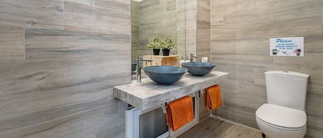 Deluxe Apartment, 1 Bedroom, City View | Bathroom amenities | Shower, free toiletries, hair dryer, towels