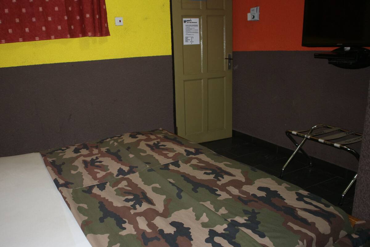Desk, free WiFi, bed sheets