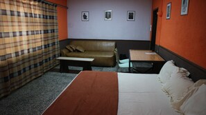 Deluxe Room, 1 Queen Bed, Non Smoking | Desk, free WiFi, bed sheets