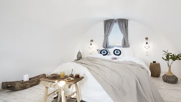 Deluxe Loft, Sea View | In-room safe, individually decorated, individually furnished, desk