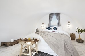Deluxe Loft, Sea View | In-room safe, individually decorated, individually furnished, desk - Pnoi Luxury Suites (Santorini)