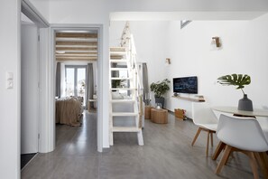 Deluxe Loft, Sea View | In-room safe, individually decorated, individually furnished, desk - Pnoi Luxury Suites (Santorini)