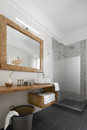 Suite – deluxe, sjøutsikt | Bad | Dusj, designertoalettartikler, hårføner og tøfler