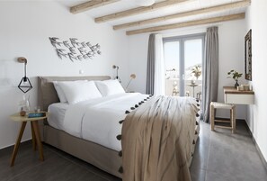 Deluxe Loft, Sea View | In-room safe, individually decorated, individually furnished, desk - Pnoi Luxury Suites (Santorini)