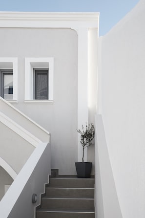 Front of property - Pnoi Luxury Suites (Santorini)