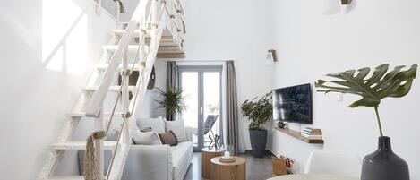 Deluxe Loft, Sea View | In-room safe, individually decorated, individually furnished, desk