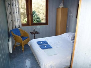 In-room safe, rollaway beds, bed sheets - Hôtel Restaurant Le Chalet du Montal (Dun-les-Places)