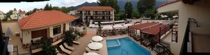 Piscina externa, funciona das 10h às 20h, guarda-sóis, espreguiçadeiras