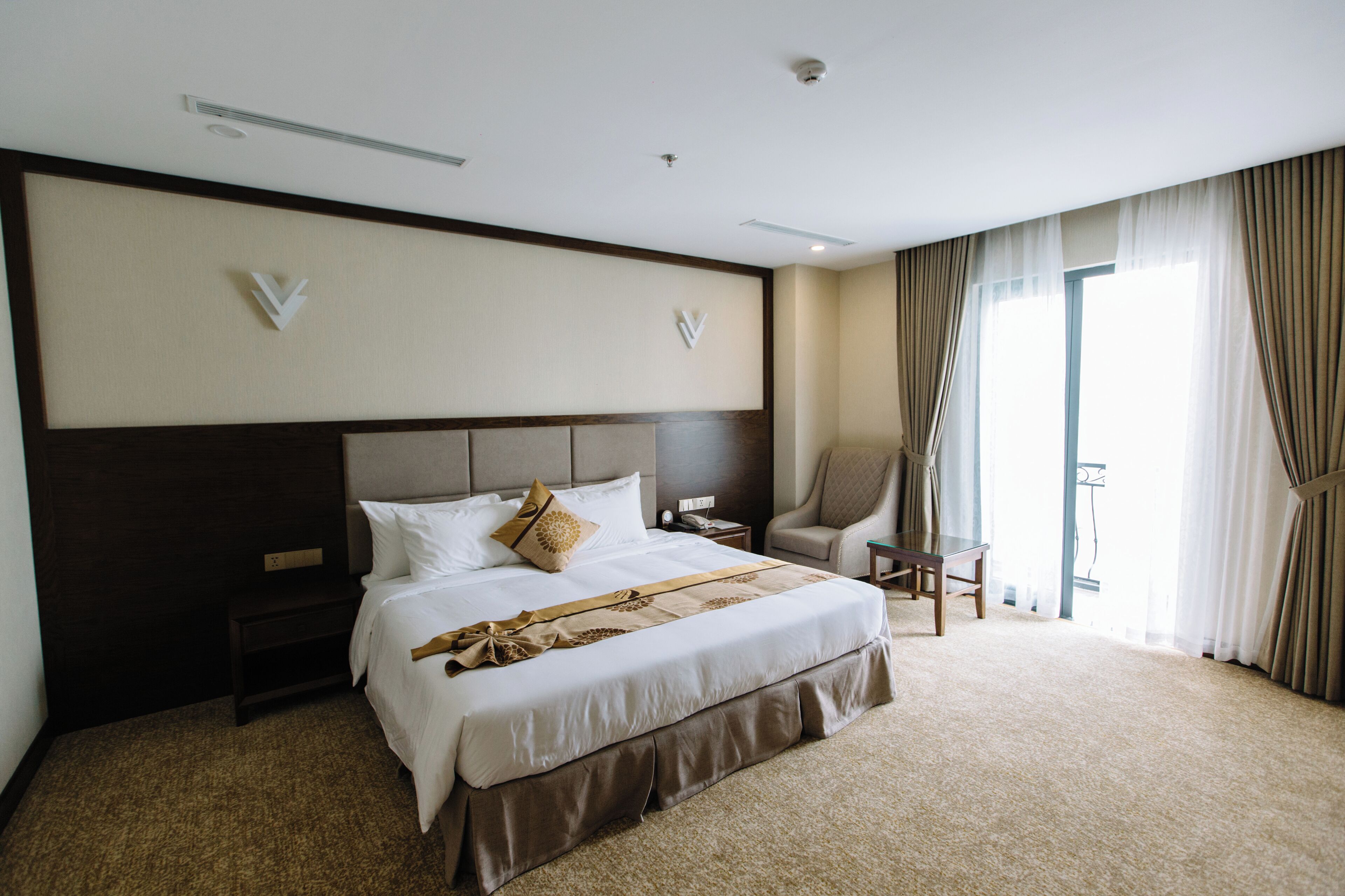 Minibar, caja de seguridad en la habitación y escritorio 