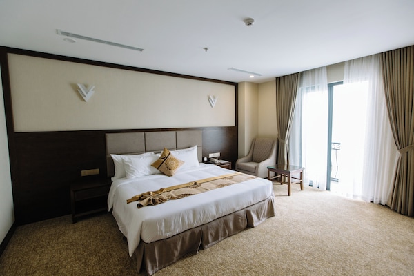 Dobbeltrom – deluxe, balkong, utsikt mot høyde | Minibar, safe på rommet, skrivebord og blendingsgardiner