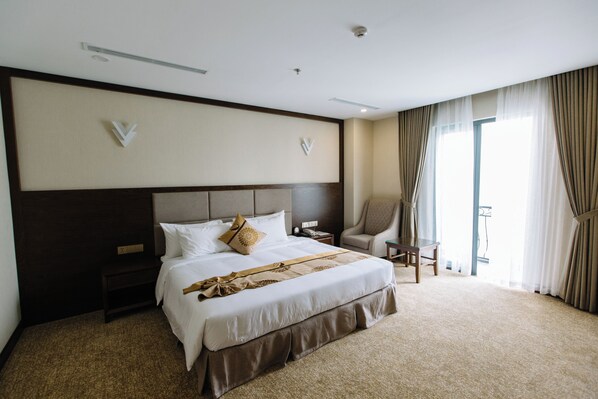 Habitación doble Deluxe, balcón, vista a la colina | Minibar, caja de seguridad en la habitación y escritorio 