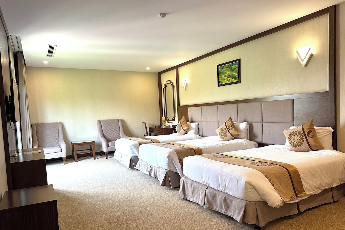 Deluxe Triple Room, Bathtub